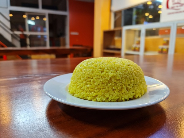 Đặc biệt là phần cơm phải được nấu bằng nước luộc gà, sau đó phải chiên bằng mỡ gà nên cơm mới vừa có mùi đặc trưng vừa béo nhưng không tạo cảm giác ngấy.