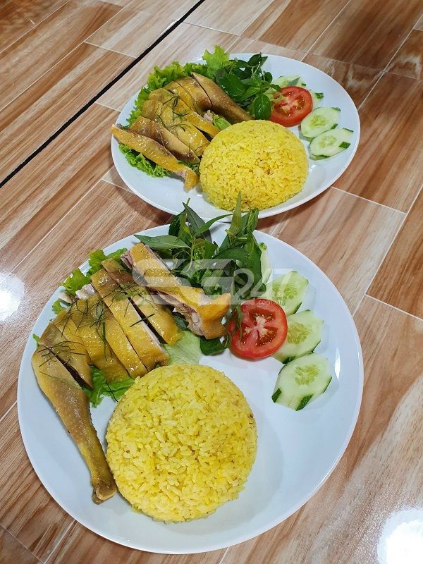Cơm gà luộc với lớp da dai dòn sần sật cùng màu sắc bắt mắt không làm thực khách thất vọng