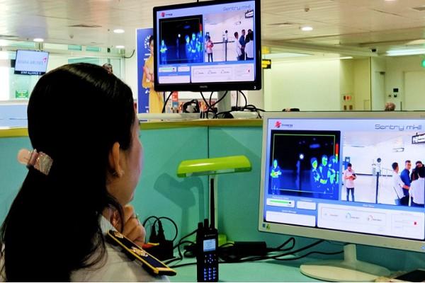 Giám sát đo thân nhiệt hành khách từ xa tại cửa khẩu quốc tế sân bay Tân Sơn Nhất (TP.HCM)- Ảnh: PV