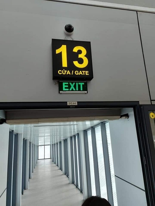 Hai người trong đoàn bị thừa cân khi soát vé tại cửa số 13...