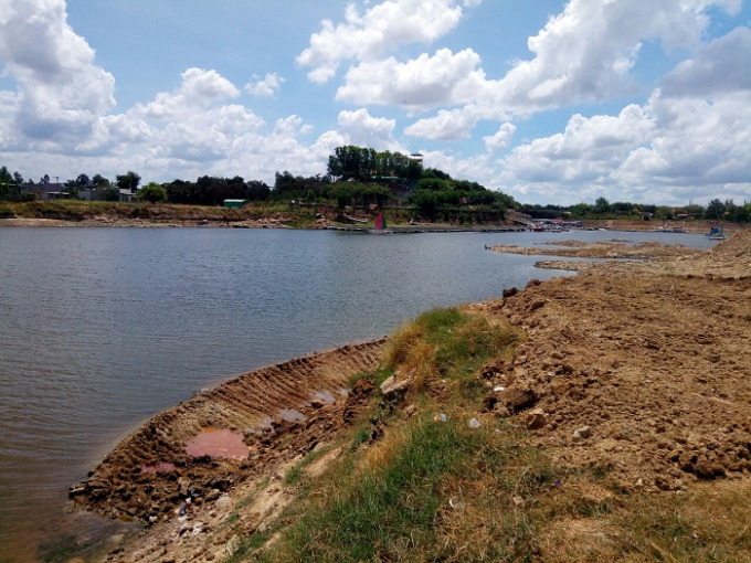 Hành lang hồ và lòng hồ đang bị KDL Marina khai thác, xâm hại nghiêm trọng (Ảnh: VB)