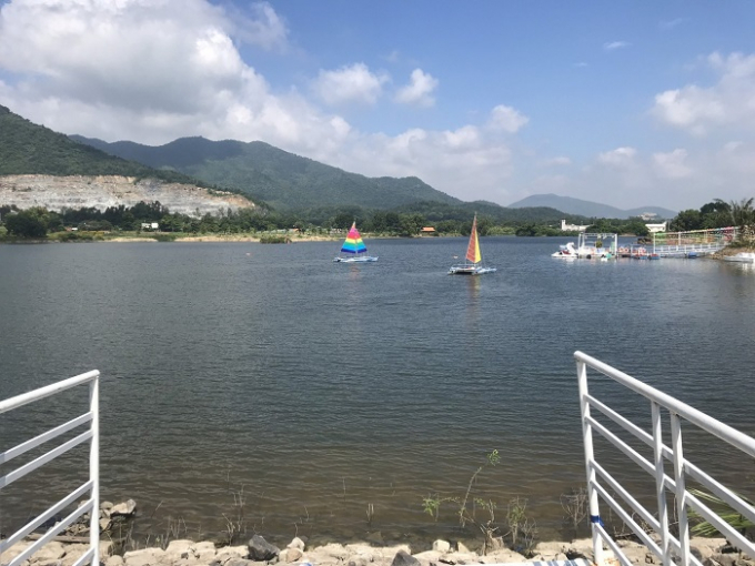 Công ty Du lịch Marina còn đang dùng hồ Suối Đá để kinh doanh các dịch vụ du lịch mà không hề có giấy phép trong thời gian dài. (Ảnh: VB)