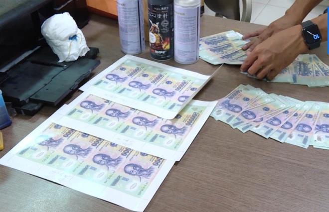 Tiền giả tang vật bị công an thu giữ. (Ảnh: Công an cung cấp)