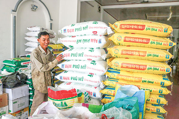 Phân bón được bày bán tại một cửa hàng vật tư nông nghiệp ở huyện Phong Điền, TP Cần Thơ.