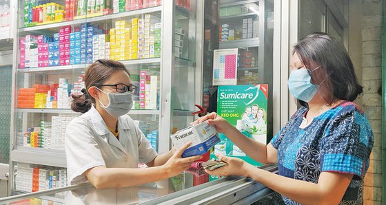 Người dân mua khẩu trang tại một nhà thuốc trên đường Nguyễn Văn Thương, quận Bình Thạnh, TPHCM. Ảnh: Dũng Phương
