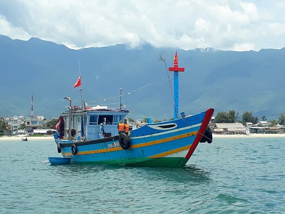 Phát hiện 9 người đi trên tàu cá ĐNa 90511 từ Đà Nẵng theo đường biển về Lăng Cô