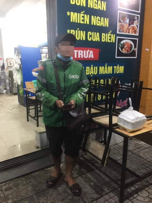 Shipper chạy 10km giao 2 hộp ốc giữa đêm