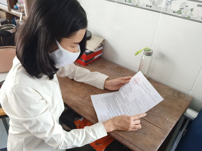 Chị V., một trong những nạn nhân đã ký bản cam kết và đóng 500.000 đồng cho nhóm tuyển dụng nhưng không xin được việc. Ảnh: TRÚC PHƯƠNG
