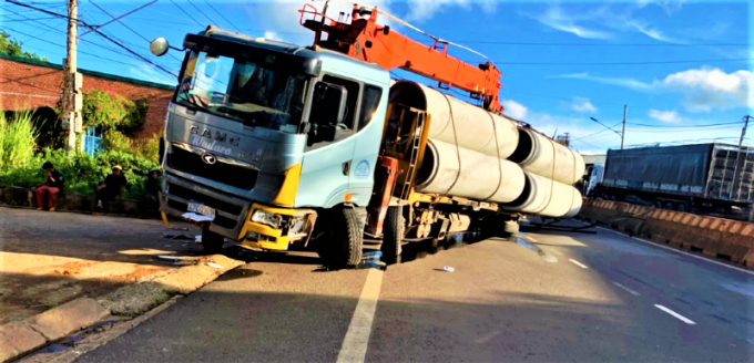 Chiếc xe cẩu sau khi gây tai nạn đứng chắn ngang phần đường gây ách tắc giao thông.
