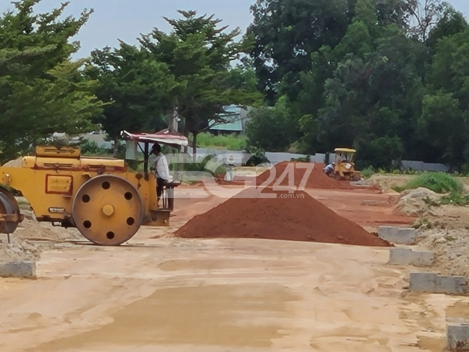 Công nhân hối hả làm cốt nền, hệ thống cống nước và điện âm