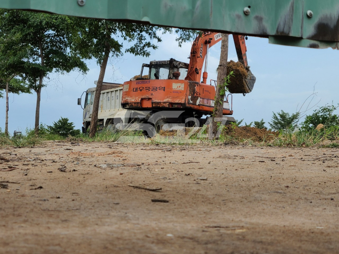 máy móc tích cực hoạt động san nền