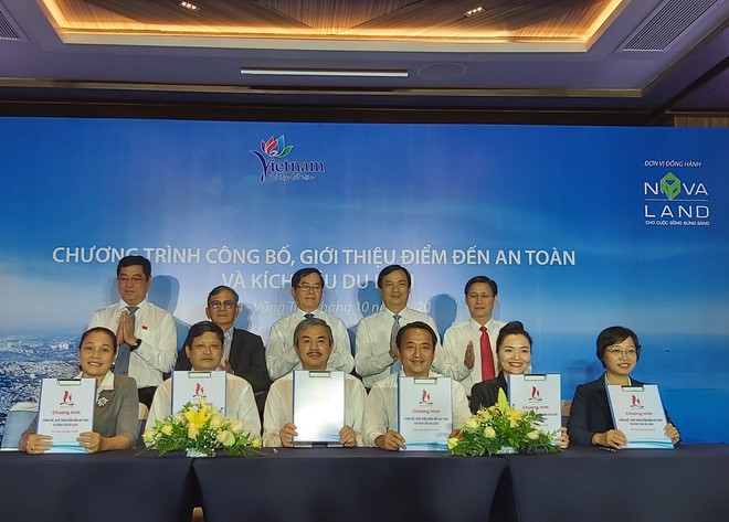 Đại diện lãnh đạo Sở Du lịch các địa phương ký cam kết liên minh kích cầu du lịch. Ảnh Thanh Niên