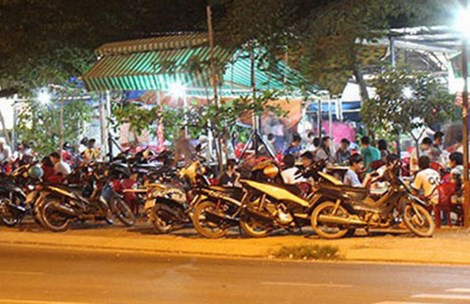 Xe máy để san sát nhau, chỉ cần lơ là là bọn trộm cướp sẽ ra tay bẻ khóa.
