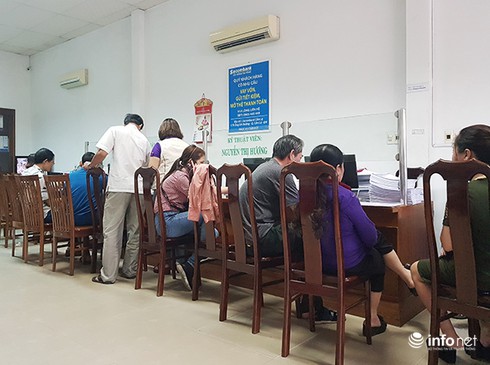 Các tổ chức, cá nhân tới giao dịch chuyển nhượng bất động sản tại một Văn phòng Công chứng ở Đà Nẵng (Ảnh: HC)