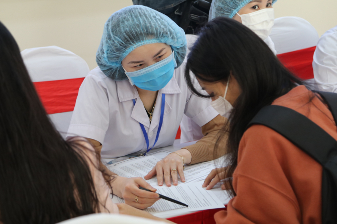 Tư vấn cho người tình nguyện đăng ký thử nghiệm lâm sàng vắc xin COVID-19 Nano Covax tại Học viện Quân y sáng ngày 10/12