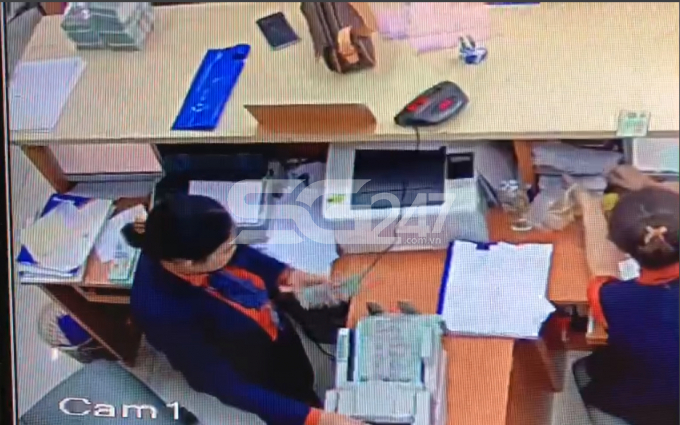 Hình ảnh camera an ninh ghi lại việc kiểm đến tiền của giao dịch viên rất chặt chẽ và nghiêm túc