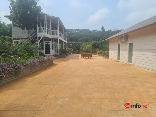 Mặt tiền cụm nhà này hướng thẳng ra lòng hồ thủy điện Đắk R’tih