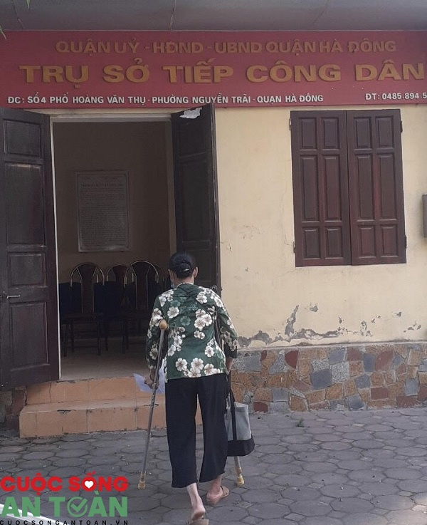 Chiều 18/5, bà Nguyễn Kim Thoa, đại diện những công nhân bị nợ lương nộp đơn tới các cơ quan, ban, ngành quận Hà Đông, TP Hà Nội để đề nghị giúp