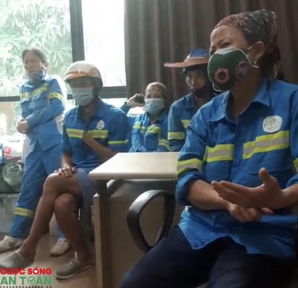 Người lao động tới trụ sở Công ty CP Tập đoàn Nam Hà Nội yêu cầu được trả lương.