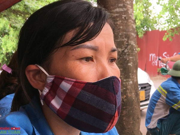 Chị Doãn Thị Cam (SN 1981, quê Đan Phượng), bị công ty nợ 5 tháng lương.