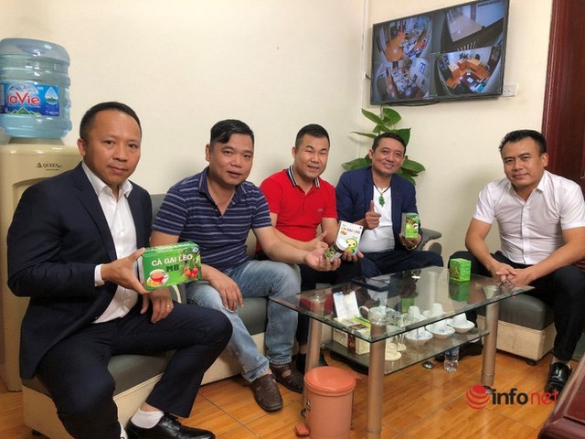 Ông Cường (ngoài cùng bên trái) cùng tham gia góp vốn với bạn bè để phát triển sản phẩm dược liệu.