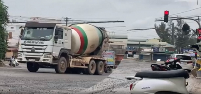 Cày sới nát mặt đường