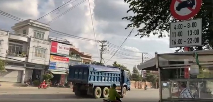 đường Bùi Hữu Nghĩa, P Hóa An Tp Biên Hòa cấm xe tải trọng 5 tấn từ 16h-22h đêm nhưng xe tải vẫn nườm nượp chạy