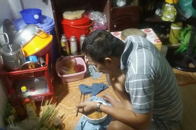 Anh Phan Thanh Tây, ở trọ tại địa chỉ 55 đường số 9, phường Bình Chiểu, TP Thủ Đức, ngày đêm mong mỏi được Nhà nước hỗ trợ về quê. Ảnh: NGUYỄN HIỀN