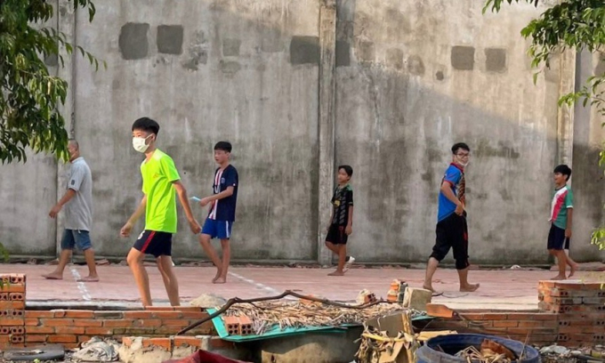 Người dân tụ tập chơi thể thao trong khi thực hiện Chỉ thị 16. Ảnh: T.K.