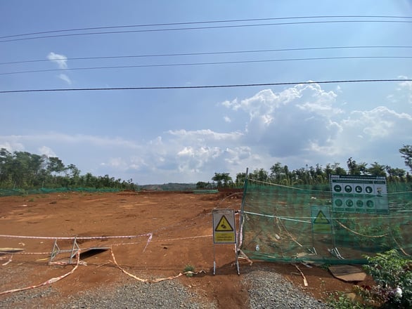 Một tuabin thuộc dự án điện gió Đắk N'Drung 1 tại xã Thuận Hà bị dân ngăn cản, rào chắn không cho thi công - Ảnh: TRUNG TÂN