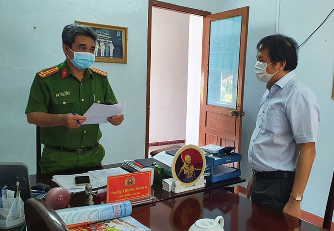 Ông Nguyễn Ngọc Duy, Cục phó Cục Thuế Phú Yên nghe công bố quyết định khởi tố bị can. Ảnh: TẤN LỘC