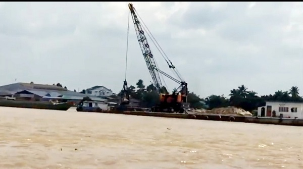 Theo quy định, hành vi khai thác cát ngoài khu vực được cấp phép bị xử phạt 200 triệu đồng.