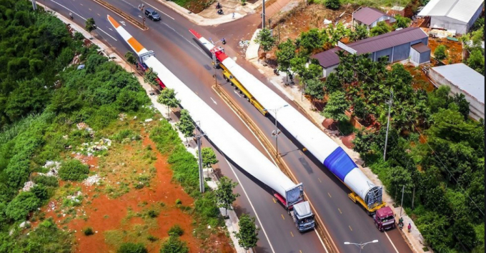 Từ cảng Ba Son, đoàn xe siêu trường siêu trọng trải qua hành trình dài hơn 350km để đến dự án, trong khi đó, từ cảng Nam Vân Phong, đoàn xe thực hiện hành trình vận chuyển dài hơn 150km để đến khu vực dự án tại Đắk Lắk. Ảnh Báo Giao Thông