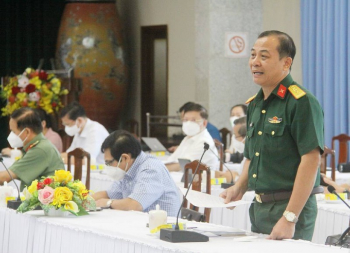 Đại tá Vũ Văn Điền, Chỉ huy trưởng Bộ CHQS tỉnh Đồng Nai nêu ý kiến trong cuộc họp Ban chỉ đạo phòng chống dịch COVID-19. Ảnh: VŨ HỘI