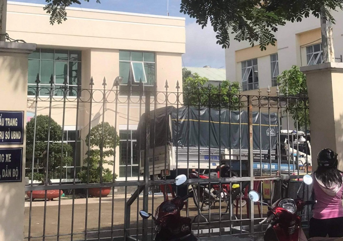 Xe tải bị cán bộ trật tự đô thị giữ tại trụ sở UBND xã Phước Kiển hơn 8 giờ đồng hồ