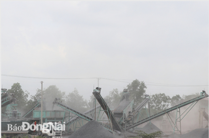 Dịch bệnh Covid-19 đã làm ảnh hưởng đến sản lượng khai thác đá tại các mỏ đá trên địa bàn tỉnh. Trong ảnh: Khai thác và chế biến đá xây dựng tại cụm mỏ đá Tân Cang, TP.Biên Hòa. Ảnh: P.TÙNG