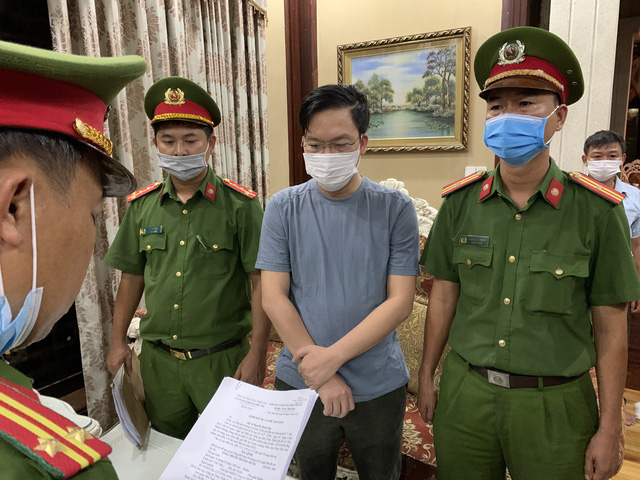 Cơ quan điều tra đọc lệnh bắt Tống Phước Hoàng Hưng.