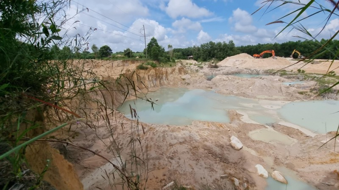 Công ty TNHH Dịch vụ Xây dựng Đại Lộc từng bị xử phạt vì khai thác vượt mức cho phép. Trong hình, hàng chục héc ta rừng tràm bị múc tan hoang, tạo thành những cái hố sâu hàng chục mét.