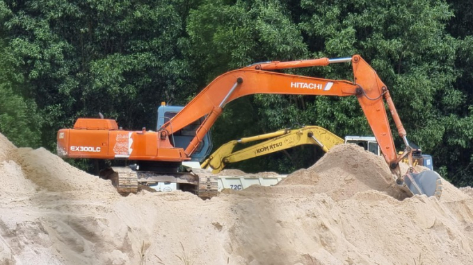 Dư luận tại địa phương đang bức xúc không chỉ những hệ lụy về môi trường từ các mỏ khai thác cát tràn lan để lại mà nguồn tài nguyên của nhà nước bị thất thoát nghiêm trọng.