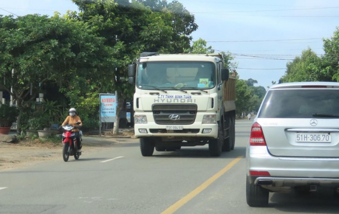 Trên Quốc lộ 55 đoạn qua địa bàn huyện Xuyên Mộc, hàng chục xe ben gắn logo chạy bạt mạng, trở thành nỗi ám ảnh cho người dân lưu thông. Nhiều người dân địa phương bức xúc khi đặt câu hỏi về vai trò quản lý nhà nước của lực lượng Thanh tra Giao thông và Cảnh sát Giao thông ở địa phương này.