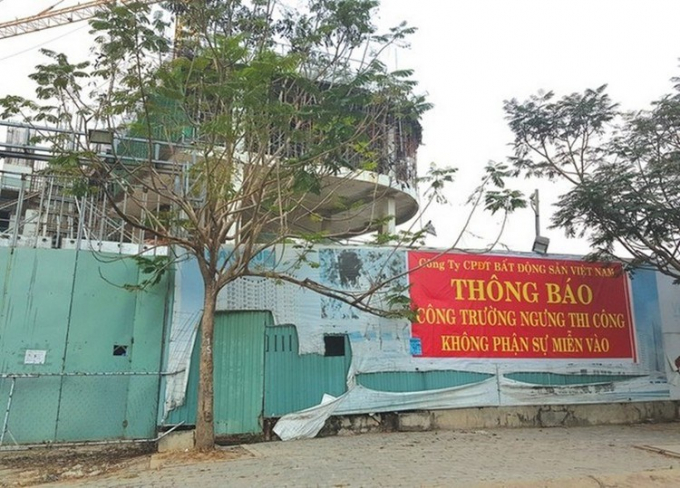 Ngoài rào dự án dán thông báo ngưng thi công và không xác định ngày tái khởi công trở lại