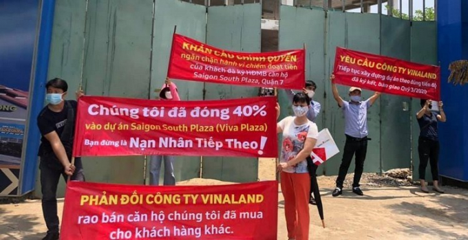 Khách hàng Viva Plaza bức xúc căng băng rôn trước cổng dự án đã dừng thi công