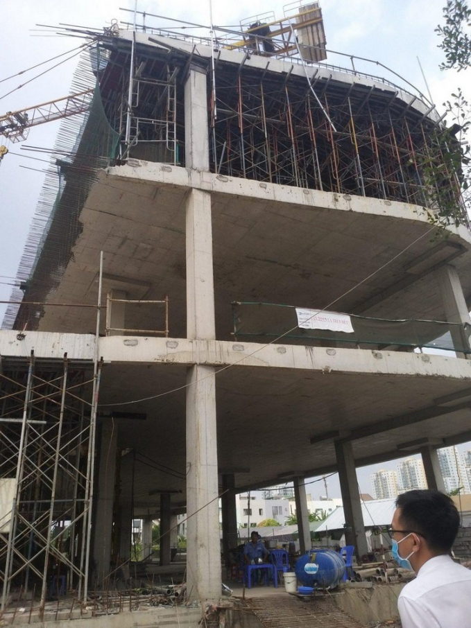 Bên trong khu xây dựng Viva Plaza, không có bóng dáng công nhân, chỉ có bảo vệ canh chừng