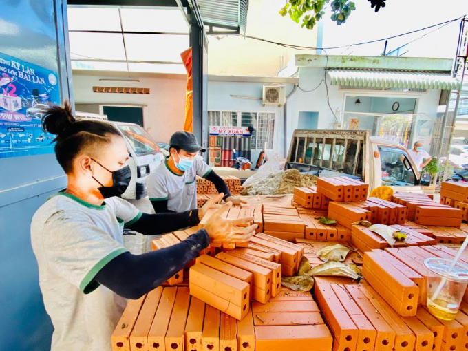 Giá gạch ống tăng 50 đồng/viên. Trong ảnh: Công nhân Công ty TNHH VTXD Thẩm chuẩn bị gạch sắp lên xe chở đến cho các công trình xây dựng.