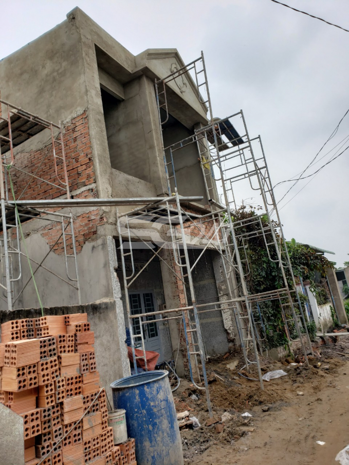 Tờ 5 thửa 239, diện tích khoảng 11649.8m2, quy hoạch đất trồng cây hàng năm khác. Hiện tại, trên 1 phần diện tích của thửa đất này (1 lô đất) có 01 căn nhà 1 trệt, 1 lầu đang được thi công.