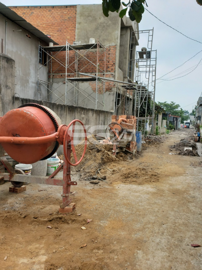 Tờ 5 thửa 239, diện tích khoảng 11649.8m2, quy hoạch đất trồng cây hàng năm khác. Hiện tại, trên 1 phần diện tích của thửa đất này (1 lô đất) có 01 căn nhà 1 trệt, 1 lầu đang được thi công.