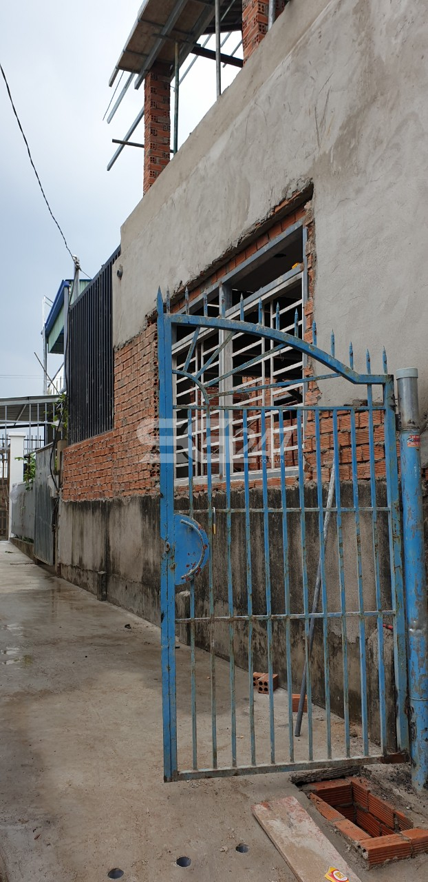 Tờ 6 thửa 502, quy hoạch đất trồng cây lâu năm, cuối thửa đất này hiện có 1 căn nhà đang được thi công (kết cấu 1 trệt, 1 lầu). Công trình ở khu phố 3, phường Trảng Dài, cách đường 768B khoảng 100m.