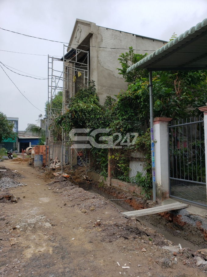 Tờ 5 thửa 239, diện tích khoảng 11649.8m2, quy hoạch đất trồng cây hàng năm khác. Hiện tại, trên 1 phần diện tích của thửa đất này (1 lô đất) có 01 căn nhà 1 trệt, 1 lầu đang được thi công.