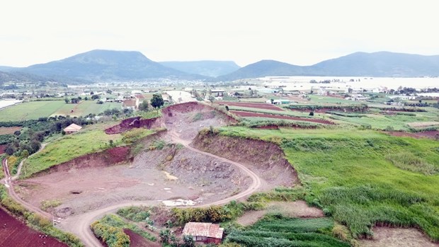 Toàn cảnh mỏ khoáng sản khai thác trái phép ở thôn Cầu Sắt, xã Tu Tra (huyện Đơn Dương, tỉnh Lâm Đồng). (Ảnh: TTXVN)