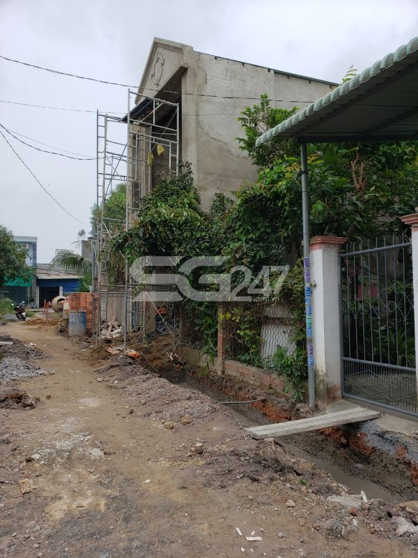 Căn nhà 1 trệt, 1 lầu nằm trên 1 lô đất thuộc thửa 239 tờ bản đồ số 5 (đất nông nghiệp) tại khu phố 4 phường Trảng Dài đang trong quá trình thi công